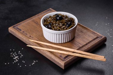 Deniz lahanası salatası menü konsepti sağlıklı beslenme. yiyecek arkaplan görünümü