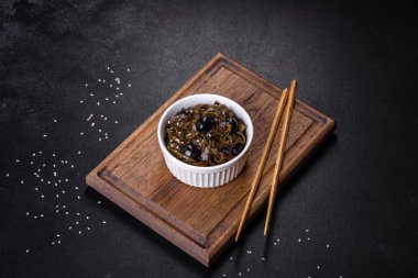 Deniz lahanası salatası menü konsepti sağlıklı beslenme. yiyecek arkaplan görünümü