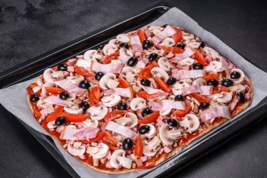 Ev yapımı pişmemiş peynirli PIzza sosu ve hamur ile hazırlanıyor.