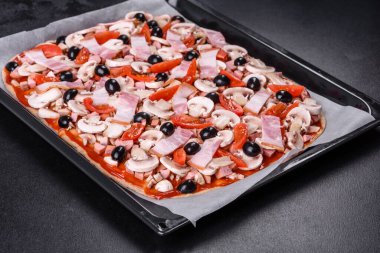 Ev yapımı pişmemiş peynirli PIzza sosu ve hamur ile hazırlanıyor.