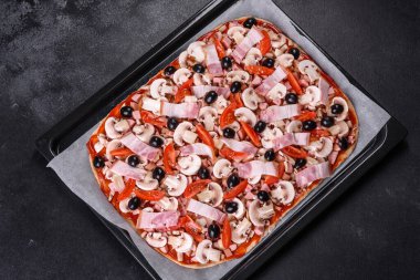 Ev yapımı pişmemiş peynirli PIzza sosu ve hamur ile hazırlanıyor.