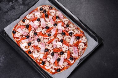 Ev yapımı pişmemiş peynirli PIzza sosu ve hamur ile hazırlanıyor.