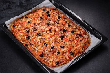 Küçük ev yapımı sebze pizzası. Yanında da domates, zeytin ve otlar.