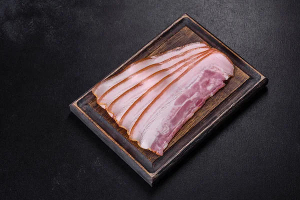 Speckscheiben Auf Einem Holzschneidebrett Schweinefleisch Schwarzer Hintergrund Ansicht Von Oben — Stockfoto