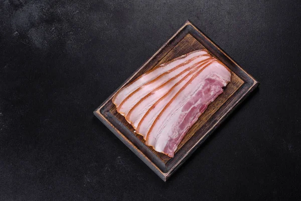Speckscheiben Auf Einem Holzschneidebrett Schweinefleisch Schwarzer Hintergrund Ansicht Von Oben — Stockfoto