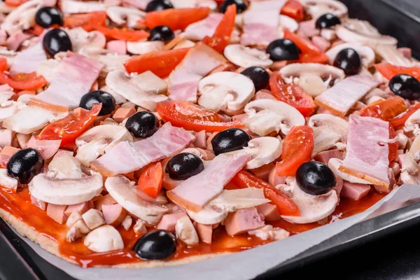 Ev yapımı pişmemiş peynirli PIzza sosu ve hamur ile hazırlanıyor.