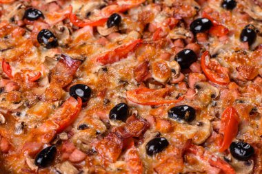 Küçük ev yapımı sebze pizzası. Yanında da domates, zeytin ve otlar.