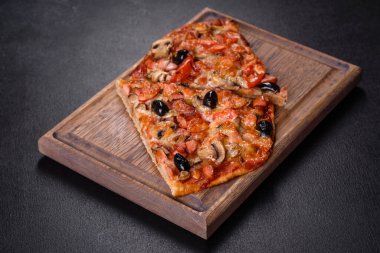 Küçük ev yapımı sebze pizzası. Yanında da domates, zeytin ve otlar.