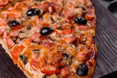 Küçük ev yapımı sebze pizzası. Yanında da domates, zeytin ve otlar.