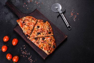 Küçük ev yapımı sebze pizzası. Yanında da domates, zeytin ve otlar.