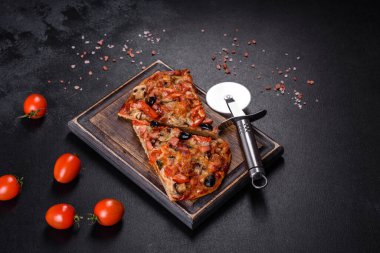 Küçük ev yapımı sebze pizzası. Yanında da domates, zeytin ve otlar.