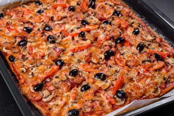 Küçük ev yapımı sebze pizzası. Yanında da domates, zeytin ve otlar.