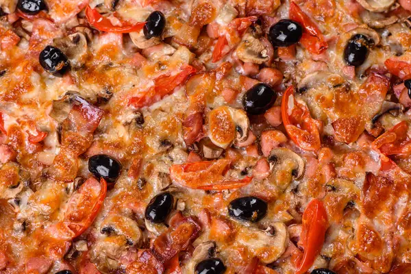 Küçük ev yapımı sebze pizzası. Yanında da domates, zeytin ve otlar.