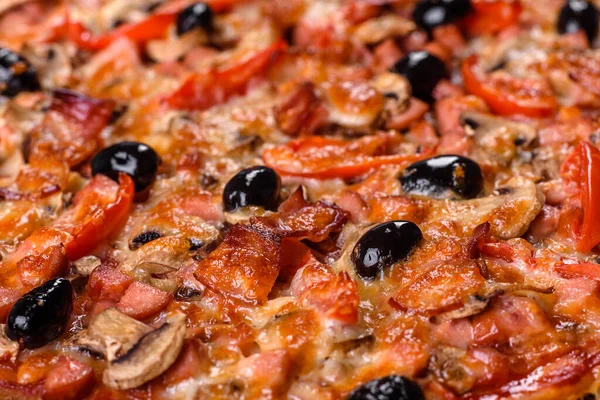 Küçük ev yapımı sebze pizzası. Yanında da domates, zeytin ve otlar.