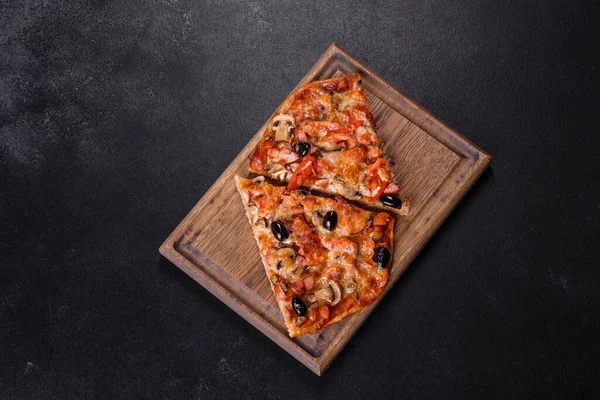 Küçük ev yapımı sebze pizzası. Yanında da domates, zeytin ve otlar.