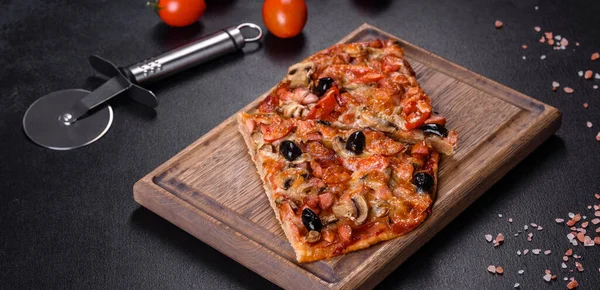 Küçük ev yapımı sebze pizzası. Yanında da domates, zeytin ve otlar.