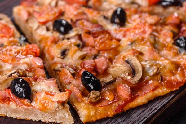 Küçük ev yapımı sebze pizzası. Yanında da domates, zeytin ve otlar.