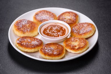 Siyah beton arka planda süzme peynirli krep.