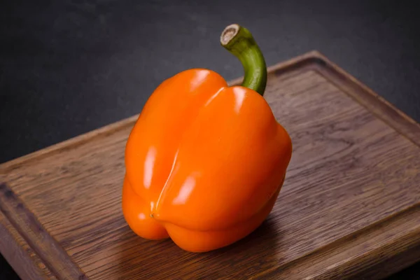 Fresco Hermoso Pimiento Naranja Sobre Fondo Hormigón Oscuro Cocinar Comida —  Fotos de Stock