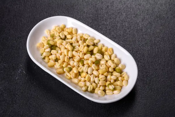 绿色绿绿的绿豆在一个深色混凝土桌子上的碗里 豆科植物促进健康饮食 — 图库照片