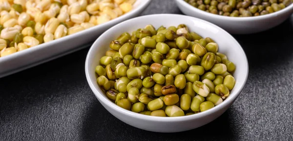 绿色绿绿的绿豆在一个深色混凝土桌子上的碗里 豆科植物促进健康饮食 — 图库照片