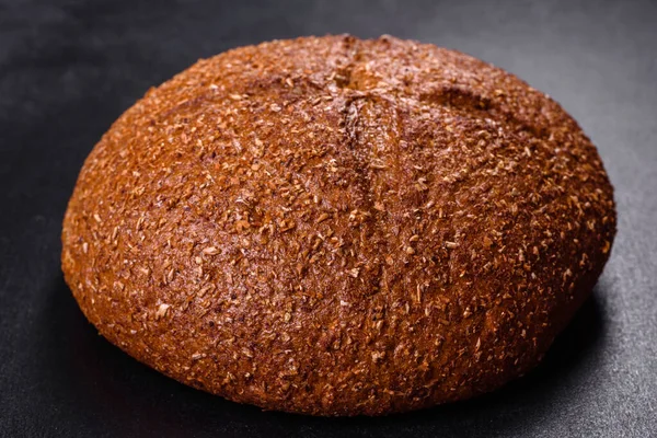 Свежий Коричневый Хлеб Колосьями Зернами Пшеницы Темном Бетонном Фоне — стоковое фото
