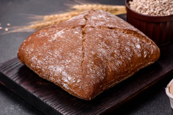 Красивий Смачний Квадратної Форми Коричневий Хліб Темному Бетонному Тлі Випічка — стокове фото
