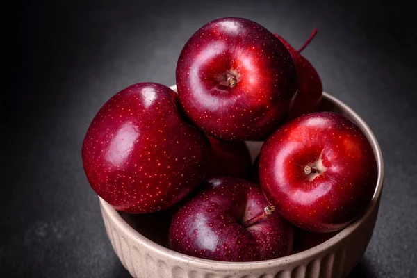 Deliciosas Manzanas Frescas Rojo Sobre Fondo Hormigón Oscuro Cosecha Casera — Foto de Stock