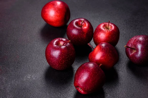 Deliciosas Manzanas Frescas Rojo Sobre Fondo Hormigón Oscuro Cosecha Casera — Foto de Stock
