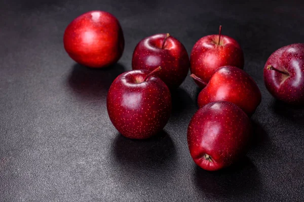 Pyszne Świeże Jabłka Kolorze Czerwonym Ciemnym Betonowym Tle Domowe Zbiory — Zdjęcie stockowe