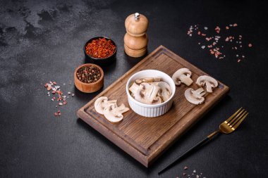 Genç şampiyon mantarları, dilimlenmiş tabaklar, arka plan