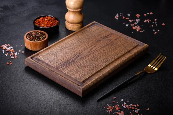 Brown Rectangular Wooden Cutting Board Salt Spices Dark Concrete Background — Stock Photo, Image