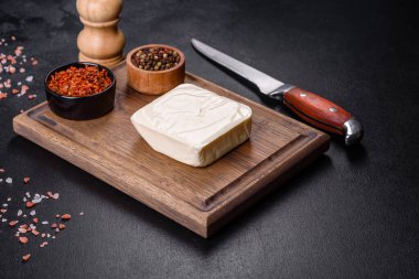 Bir kalıp mozarella peyniri ve ahşap kesim tahtasındaki parçalar