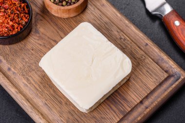 Bir kalıp mozarella peyniri ve ahşap kesim tahtasındaki parçalar