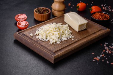 Bir kalıp mozarella peyniri ve ahşap kesim tahtasındaki parçalar