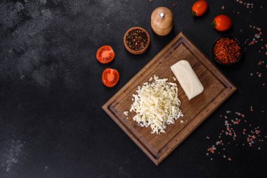 Bir kalıp mozarella peyniri ve ahşap kesim tahtasındaki parçalar