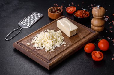 Bir kalıp mozarella peyniri ve ahşap kesim tahtasındaki parçalar
