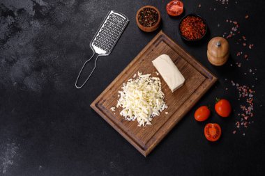 Bir kalıp mozarella peyniri ve ahşap kesim tahtasındaki parçalar