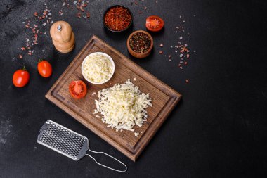 Bir kalıp mozarella peyniri ve ahşap kesim tahtasındaki parçalar