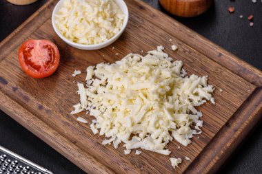 Bir kalıp mozarella peyniri ve ahşap kesim tahtasındaki parçalar