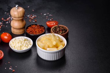 Konserve ananas parçaları. Koyu arkaplanda ananas parçaları