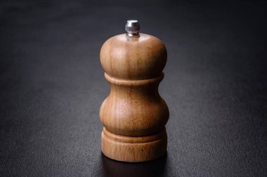 Koyu arkaplanda izole edilmiş tuzluk ya da karabiber.