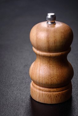 Koyu arkaplanda izole edilmiş tuzluk ya da karabiber.