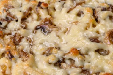 Etli, mantarlı, sebzeli ve patatesli lezzetli bir yemek. Fırında kremalı sosta pişmiş. Ev yemeği pişirmek.