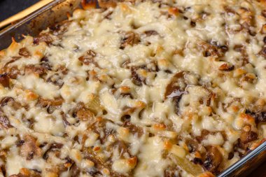 Etli, mantarlı, sebzeli ve patatesli lezzetli bir yemek. Fırında kremalı sosta pişmiş. Ev yemeği pişirmek.