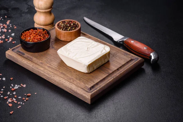 Bir kalıp mozarella peyniri ve ahşap kesim tahtasındaki parçalar