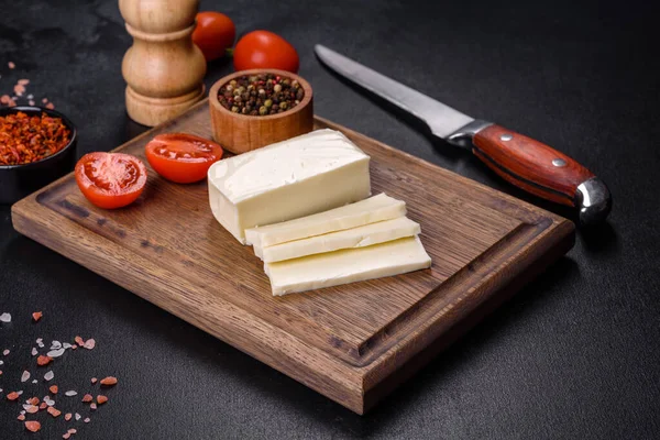 Bir kalıp mozarella peyniri ve ahşap kesim tahtasındaki parçalar