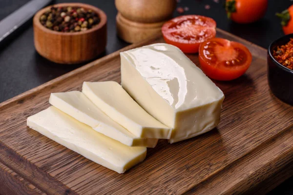 Bir kalıp mozarella peyniri ve ahşap kesim tahtasındaki parçalar