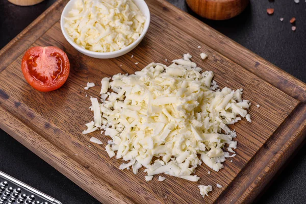 Bir kalıp mozarella peyniri ve ahşap kesim tahtasındaki parçalar