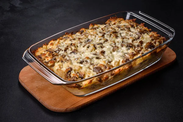 Etli, mantarlı, sebzeli ve patatesli lezzetli bir yemek. Fırında kremalı sosta pişmiş. Ev yemeği pişirmek.